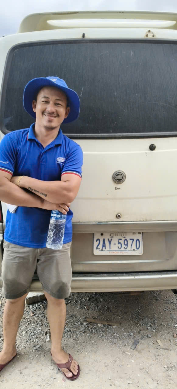 khách hàng tới kho nhận hàng từ việt nam chuyển qua rất hài lòng
